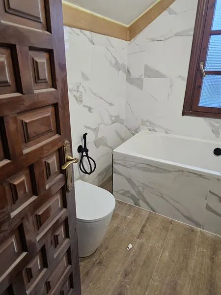 Baño Principal — Mármol y Roble — foto 4