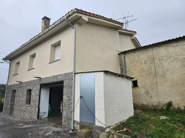 Fachada con Zócalo de Piedra — Asturias