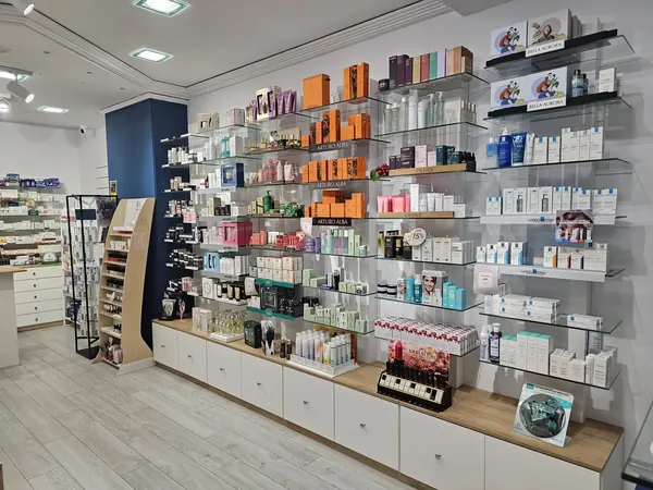 Local — Farmacia Covadonga — foto 6
